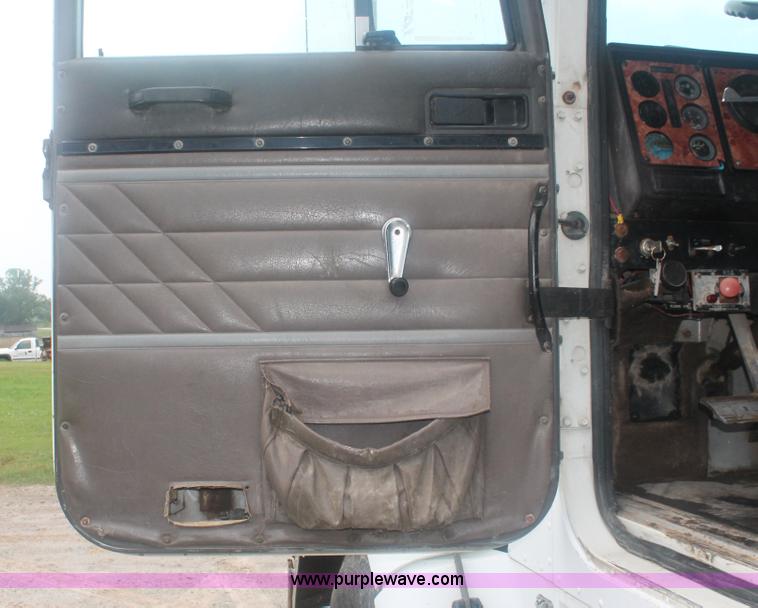 image for item I7898 1993 International 9400 semi truck