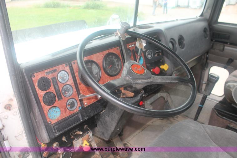 image for item I7898 1993 International 9400 semi truck