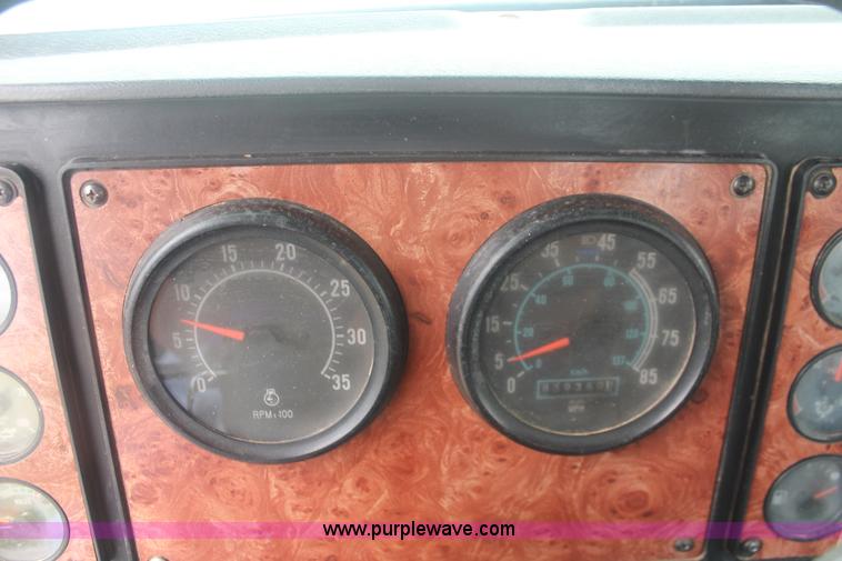 image for item I7898 1993 International 9400 semi truck