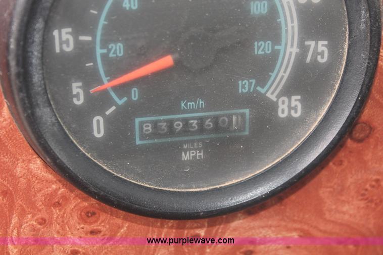 image for item I7898 1993 International 9400 semi truck