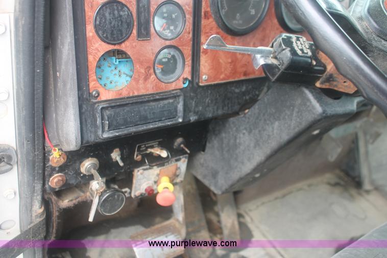 image for item I7898 1993 International 9400 semi truck