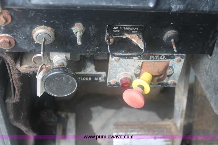 image for item I7898 1993 International 9400 semi truck