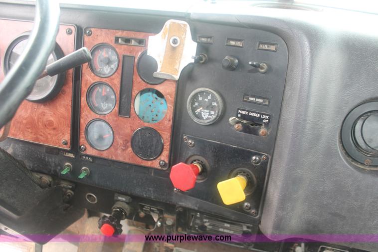 image for item I7898 1993 International 9400 semi truck