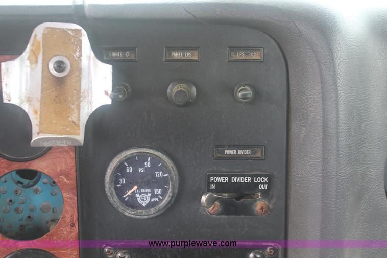 image for item I7898 1993 International 9400 semi truck