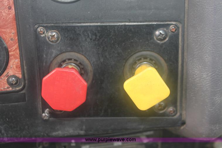 image for item I7898 1993 International 9400 semi truck