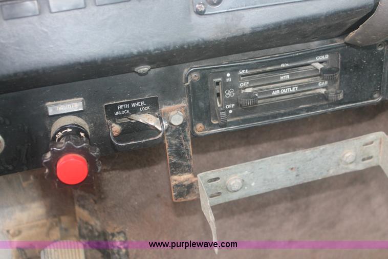 image for item I7898 1993 International 9400 semi truck