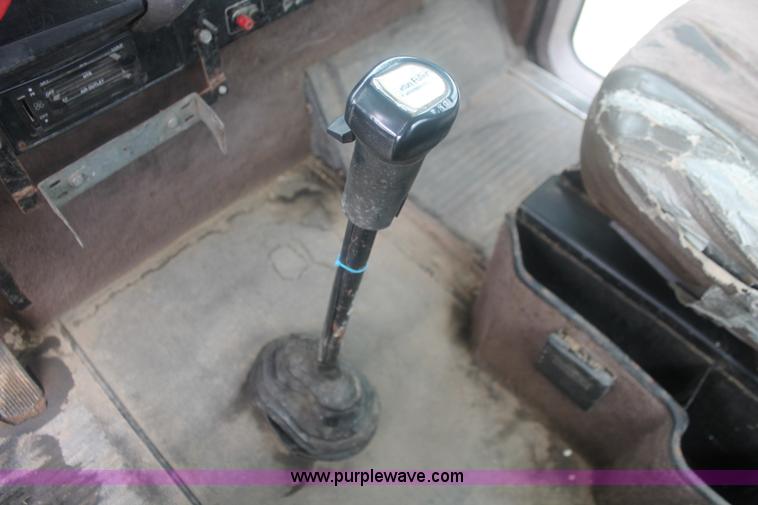 image for item I7898 1993 International 9400 semi truck