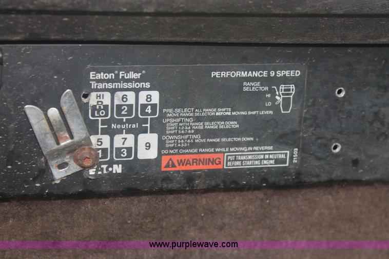 image for item I7898 1993 International 9400 semi truck