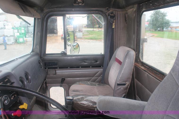 image for item I7898 1993 International 9400 semi truck