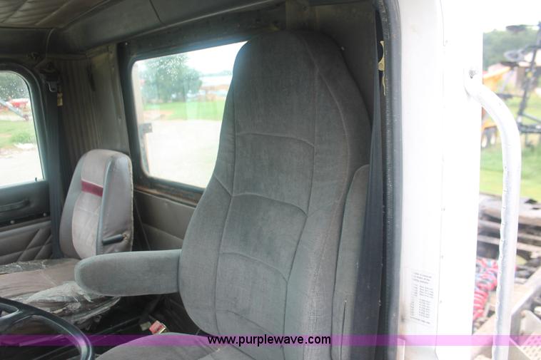 image for item I7898 1993 International 9400 semi truck