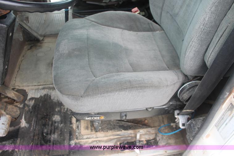 image for item I7898 1993 International 9400 semi truck