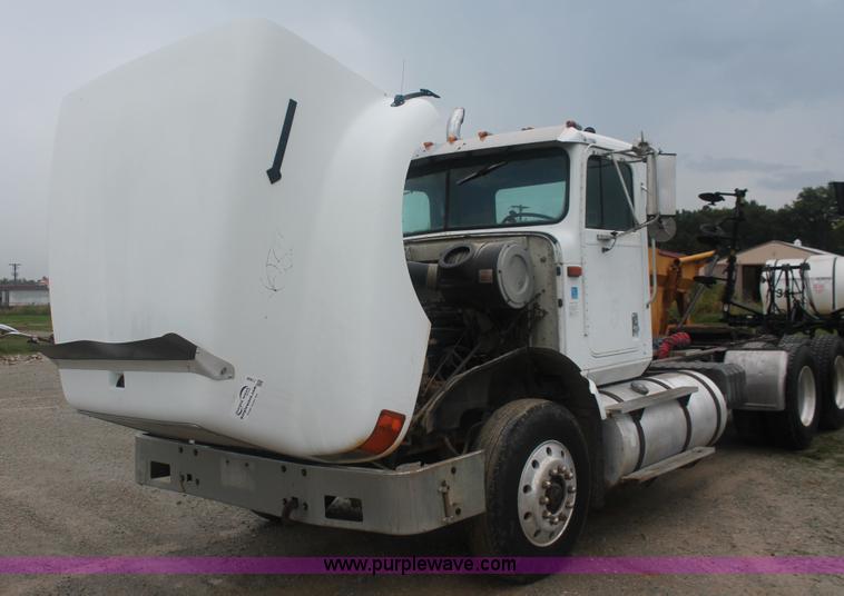 image for item I7898 1993 International 9400 semi truck