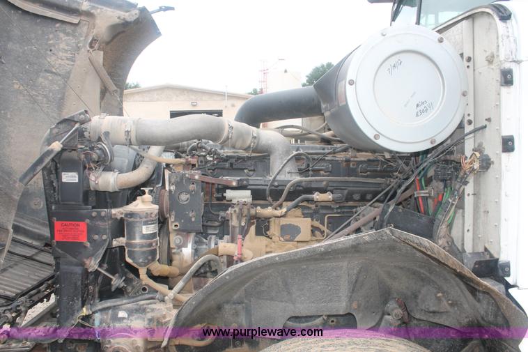 image for item I7898 1993 International 9400 semi truck