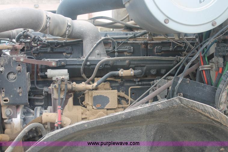 image for item I7898 1993 International 9400 semi truck