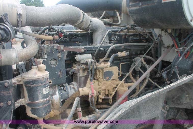 image for item I7898 1993 International 9400 semi truck