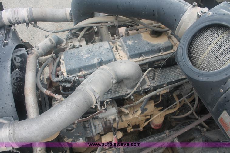 image for item I7898 1993 International 9400 semi truck