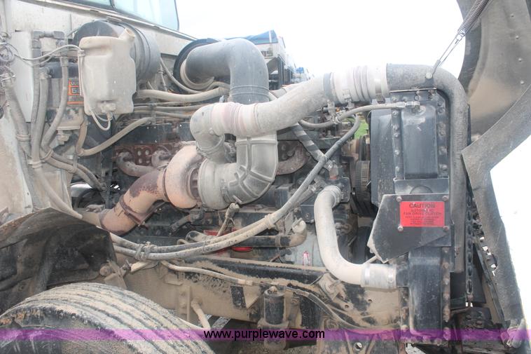 image for item I7898 1993 International 9400 semi truck