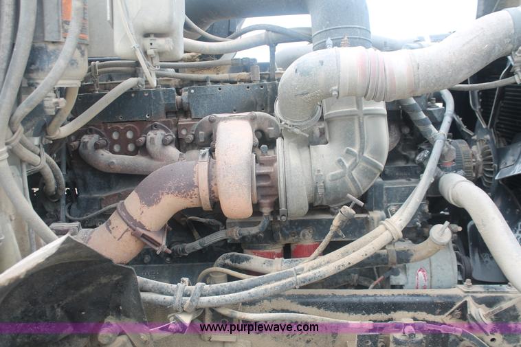 image for item I7898 1993 International 9400 semi truck