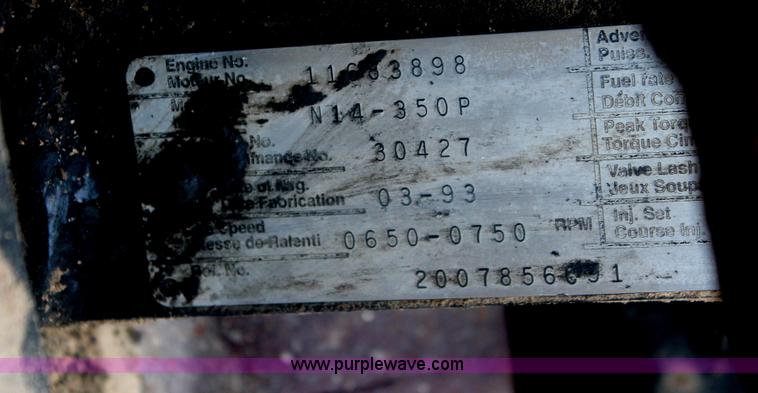 image for item I7898 1993 International 9400 semi truck