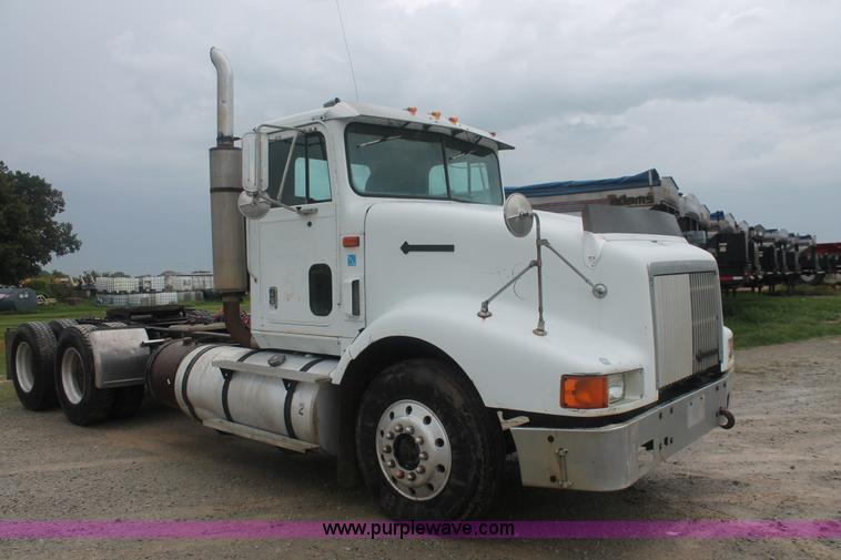 image for item I7898 1993 International 9400 semi truck
