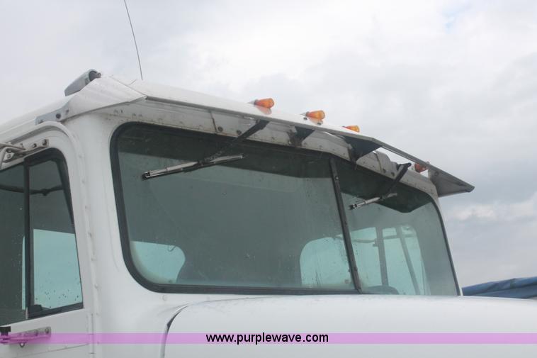 image for item I7898 1993 International 9400 semi truck