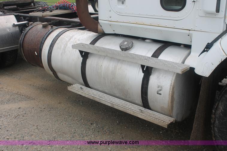 image for item I7898 1993 International 9400 semi truck