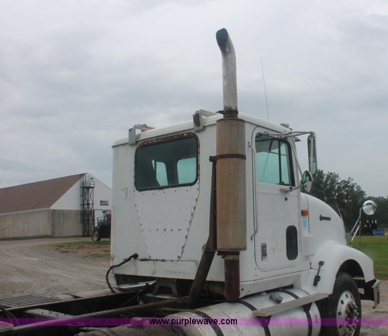 image for item I7898 1993 International 9400 semi truck