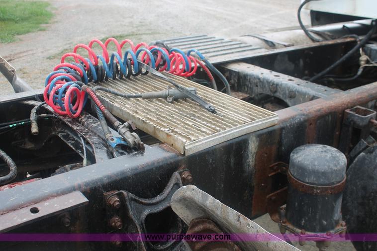 image for item I7898 1993 International 9400 semi truck