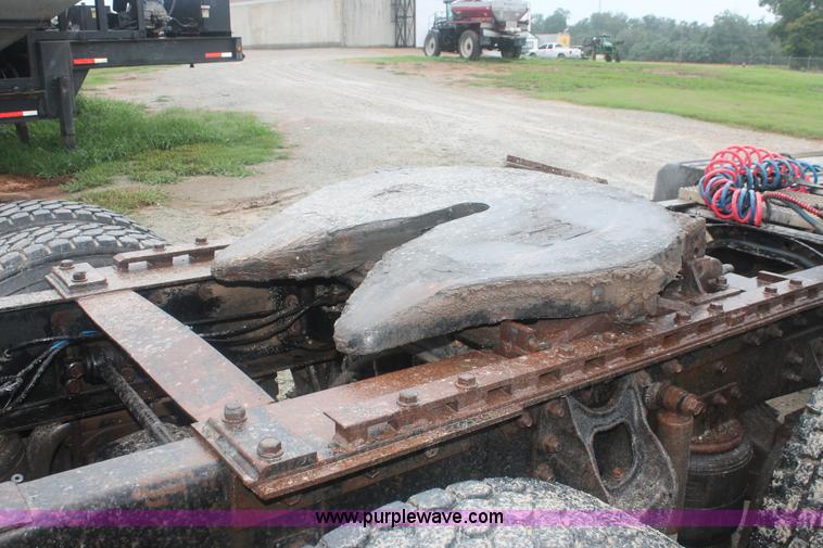 image for item I7898 1993 International 9400 semi truck