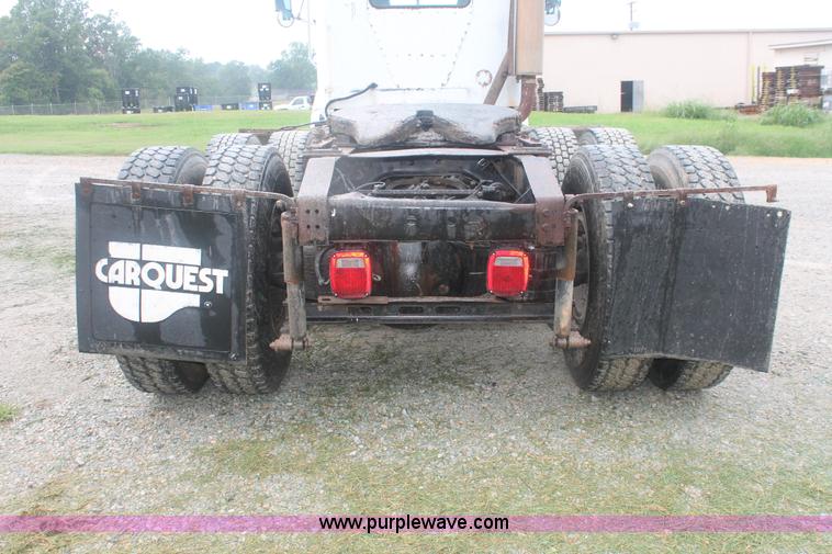 image for item I7898 1993 International 9400 semi truck