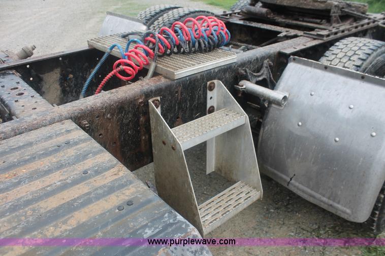 image for item I7898 1993 International 9400 semi truck