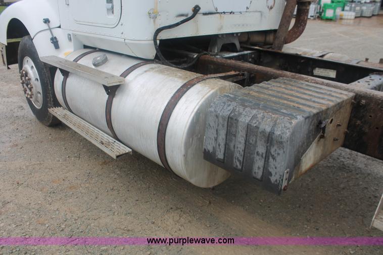 image for item I7898 1993 International 9400 semi truck