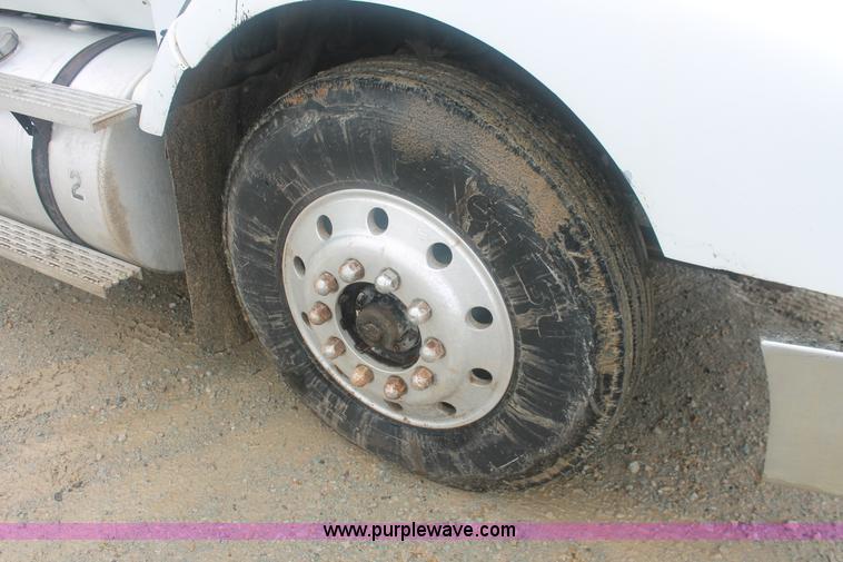 image for item I7898 1993 International 9400 semi truck