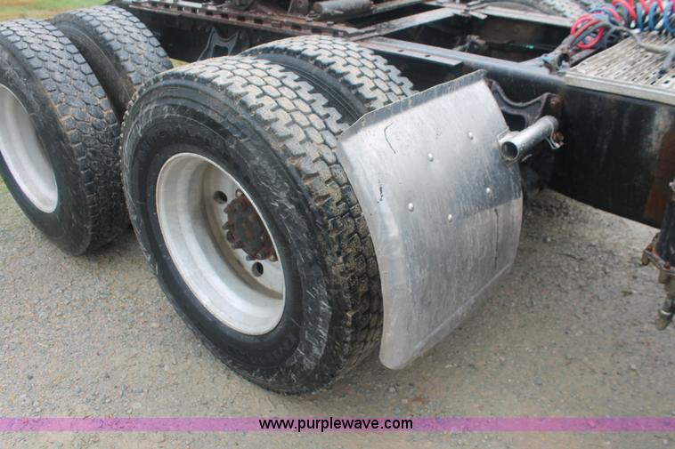 image for item I7898 1993 International 9400 semi truck