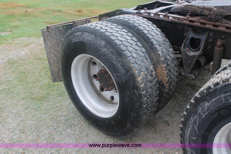 image for item I7898 1993 International 9400 semi truck