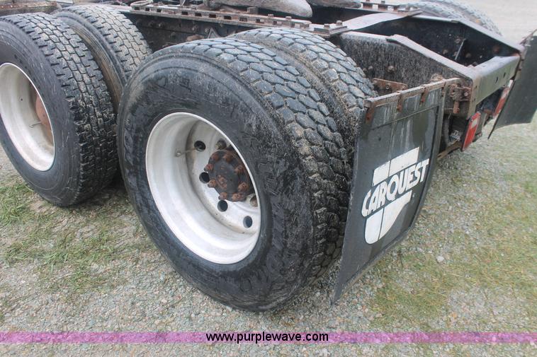 image for item I7898 1993 International 9400 semi truck