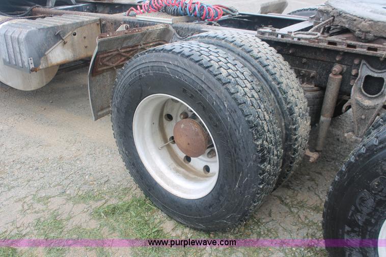 image for item I7898 1993 International 9400 semi truck