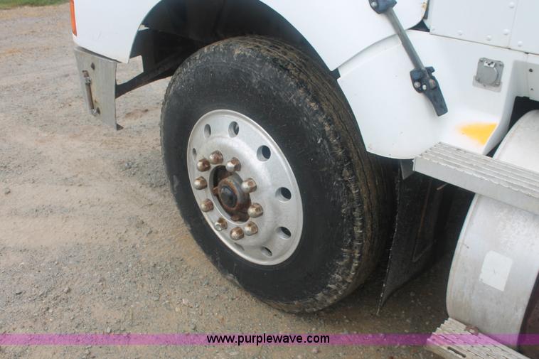 image for item I7898 1993 International 9400 semi truck