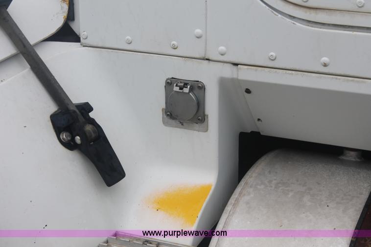 image for item I7898 1993 International 9400 semi truck