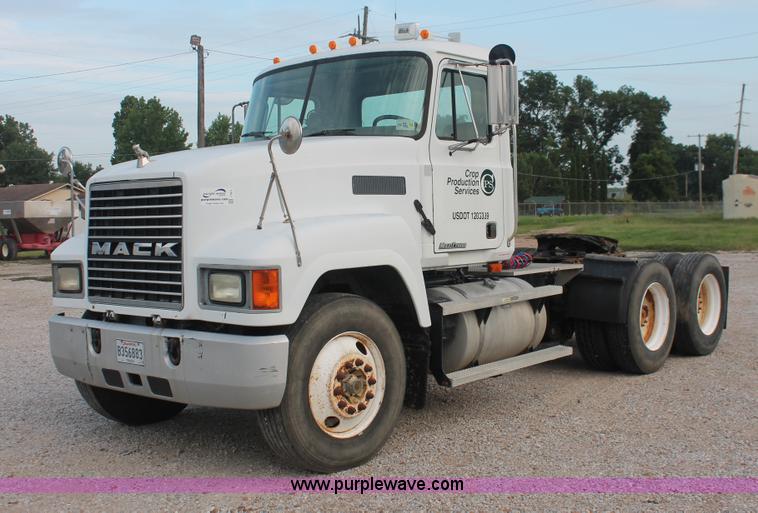image for item I7911 2000 Mack CH613 MaxiCruise semi truck