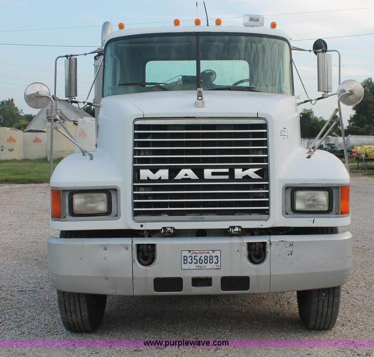 image for item I7911 2000 Mack CH613 MaxiCruise semi truck