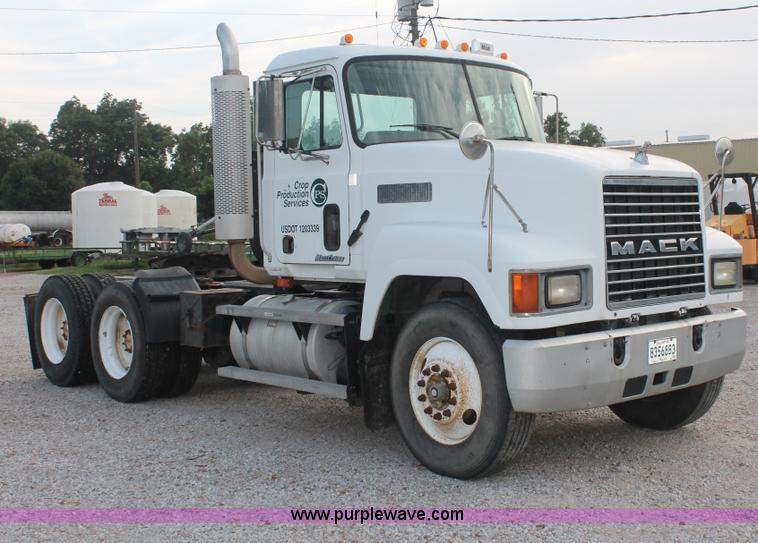 image for item I7911 2000 Mack CH613 MaxiCruise semi truck
