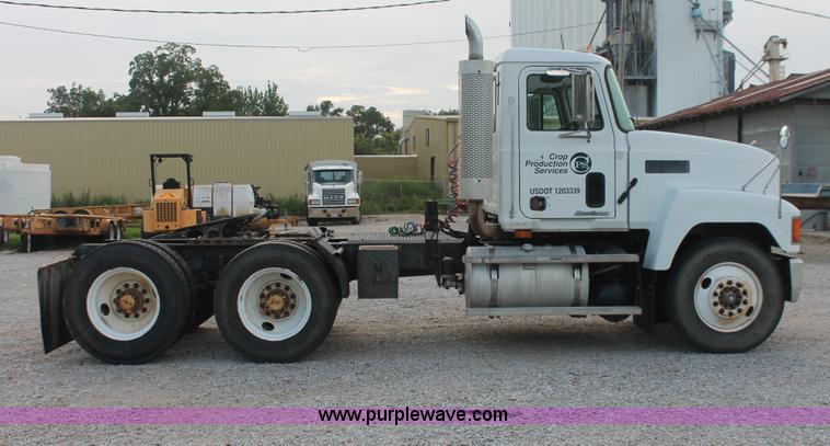 image for item I7911 2000 Mack CH613 MaxiCruise semi truck