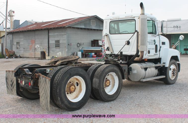 image for item I7911 2000 Mack CH613 MaxiCruise semi truck