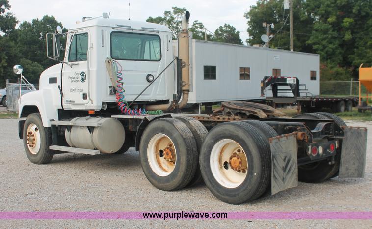 image for item I7911 2000 Mack CH613 MaxiCruise semi truck