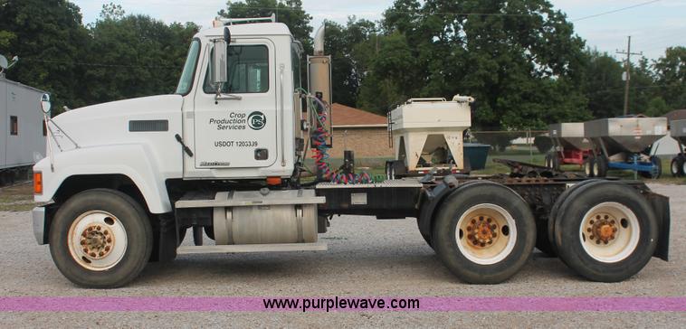 image for item I7911 2000 Mack CH613 MaxiCruise semi truck