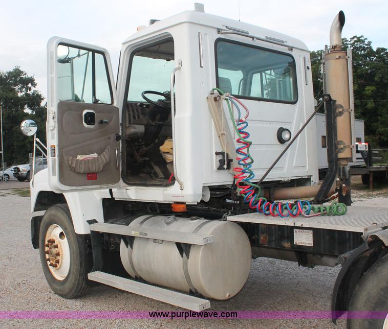 image for item I7911 2000 Mack CH613 MaxiCruise semi truck