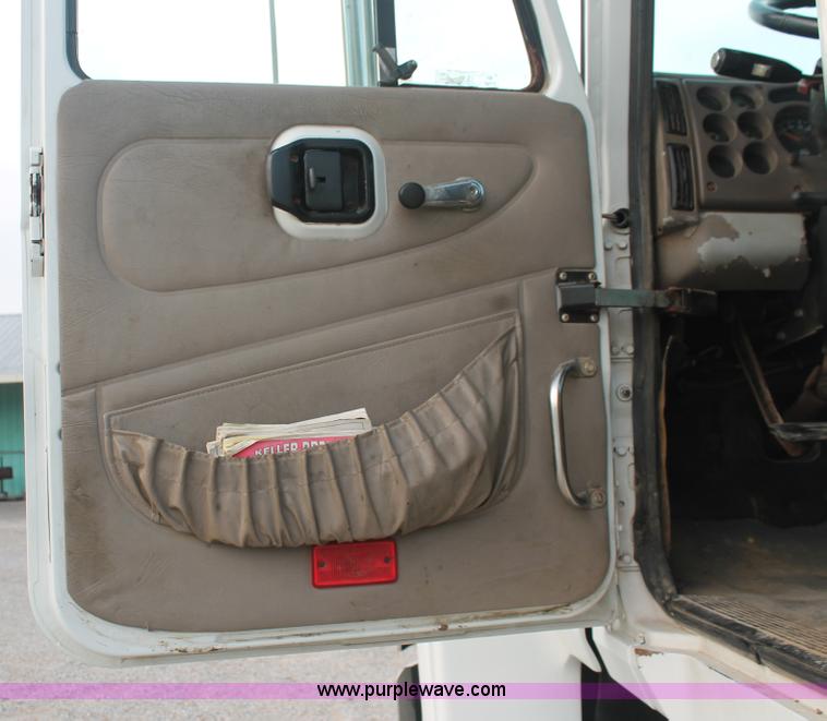 image for item I7911 2000 Mack CH613 MaxiCruise semi truck