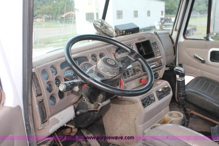 image for item I7911 2000 Mack CH613 MaxiCruise semi truck