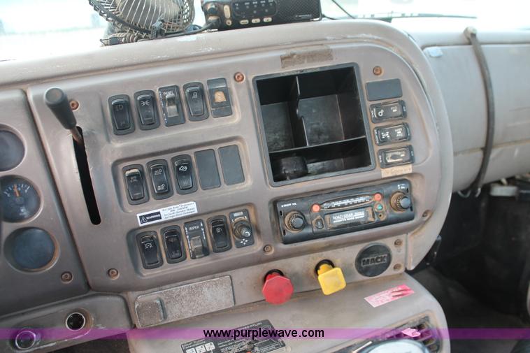 image for item I7911 2000 Mack CH613 MaxiCruise semi truck